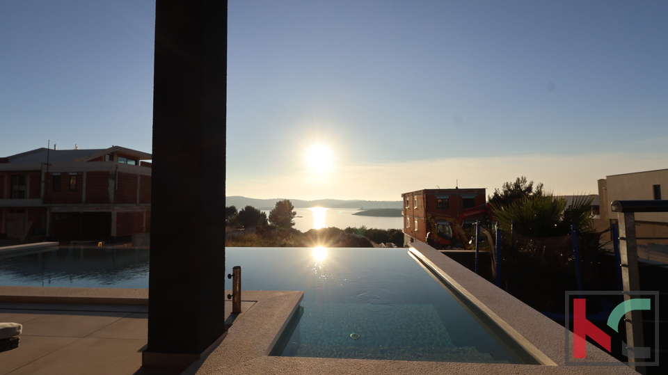 MEDULIN&comma; LUKSUZNA VILA SA OTVORENIM  POGLEDOM NA MORE I PADAJU&Cacute;IM BAZENOM &num;PRODAJA