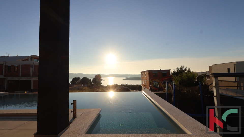 MEDULIN&comma; LUKSUZNA VILA SA OTVORENIM  POGLEDOM NA MORE I PADAJU&Cacute;IM BAZENOM &num;PRODAJA