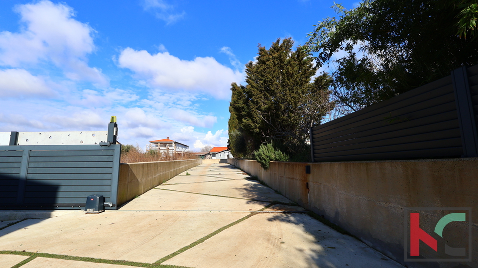 ISTRA&comma; PULA&comma; NOVA SUVREMENA KU&Cacute;A SA BAZENOM&comma; &num;ISKLJU&Ccaron;IVO POSREDOVANJE