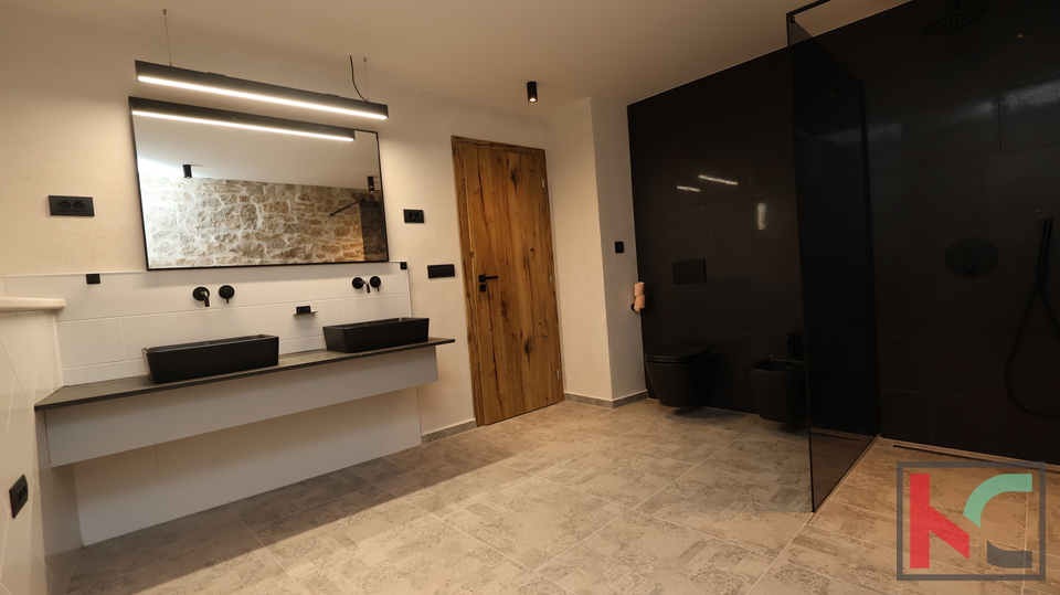 LABIN&comma; OKOLICA&comma; MODERNO RENOVIRANA KAMENA KU&Cacute;A &num;PRODAJA