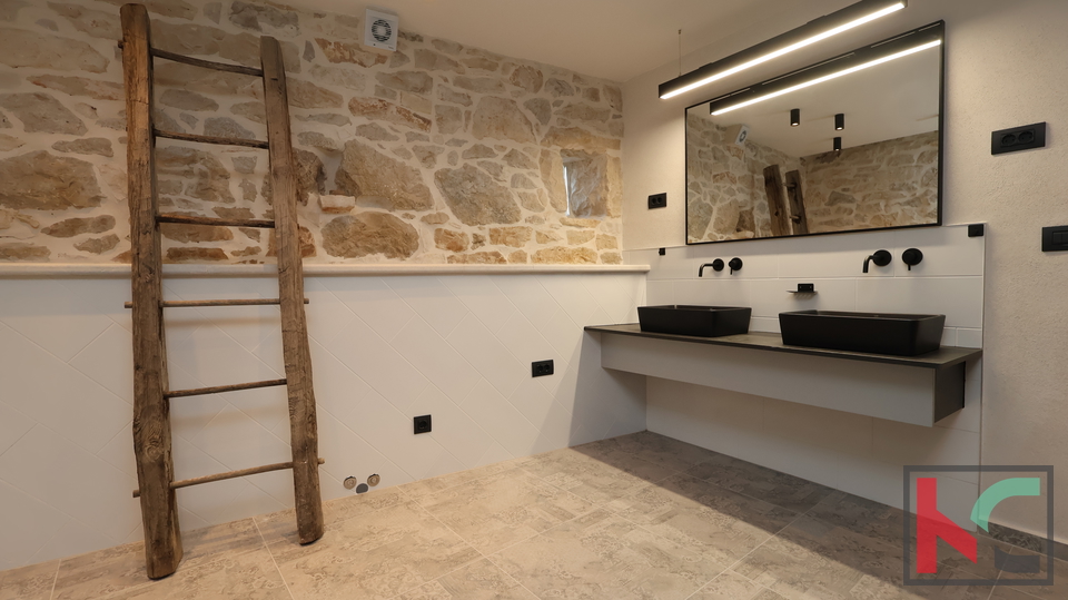 LABIN&comma; OKOLICA&comma; MODERNO RENOVIRANA KAMENA KU&Cacute;A &num;PRODAJA