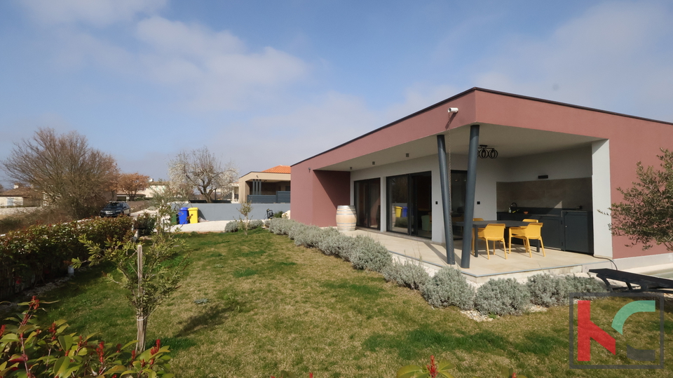 LOVRE&Ccaron;&comma; OKOLICA&comma; PRIZEMNICA SA BAZENOM &num;PRODAJA