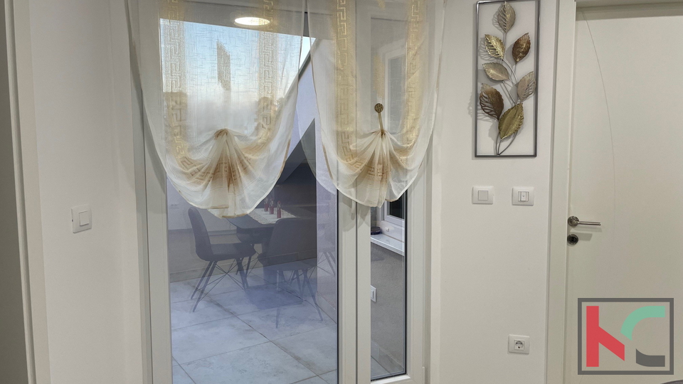 PULA, ŠIJANA, MODERNE MEHRFAMILIENHAUS MIT GARAGE UND TERRASSE, #VERKAUF