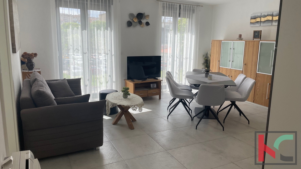 PULA, ŠIJANA, MODERNE MEHRFAMILIENHAUS MIT GARAGE UND TERRASSE, #VERKAUF
