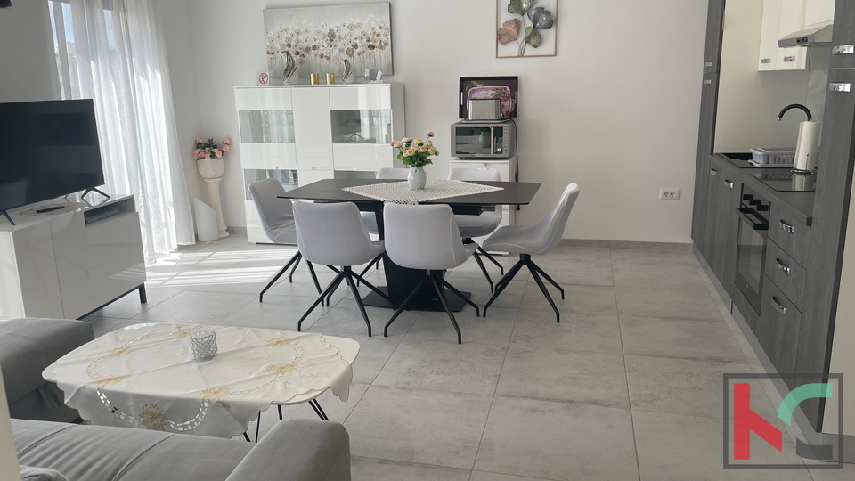 PULA, ŠIJANA, MODERNE MEHRFAMILIENHAUS MIT GARAGE UND TERRASSE, #VERKAUF