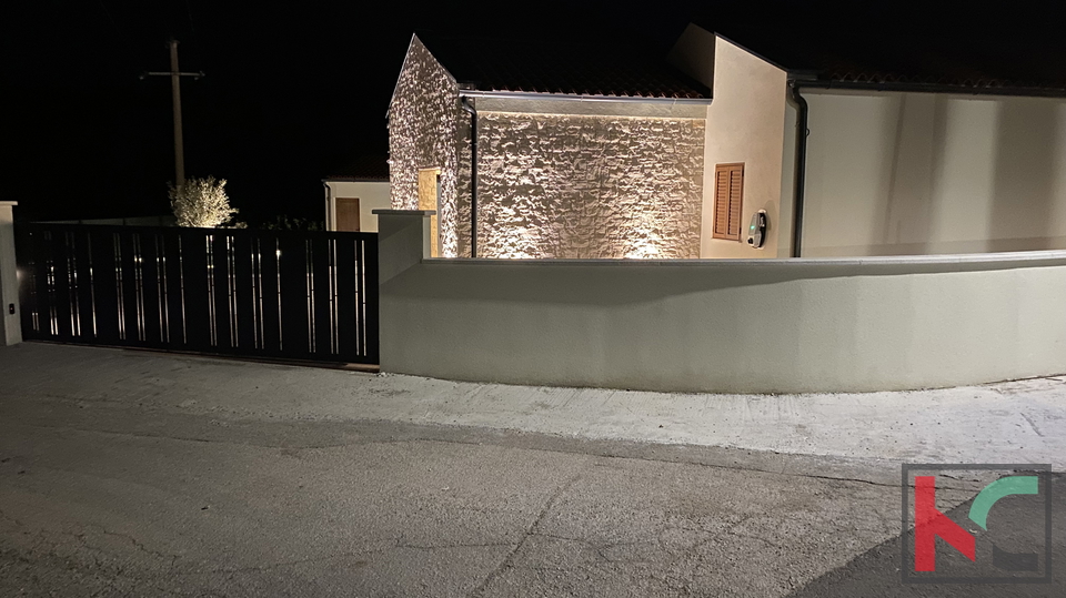 LUKSUZNA VILA&comma; 200m2&comma;TINJAN&comma; &num;NAJAM