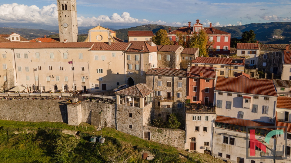 MOTOVUN - KU&Cacute;A U STAROJ JEZGRI I OTVORENIM POGLEDOM &num;PRODAJA