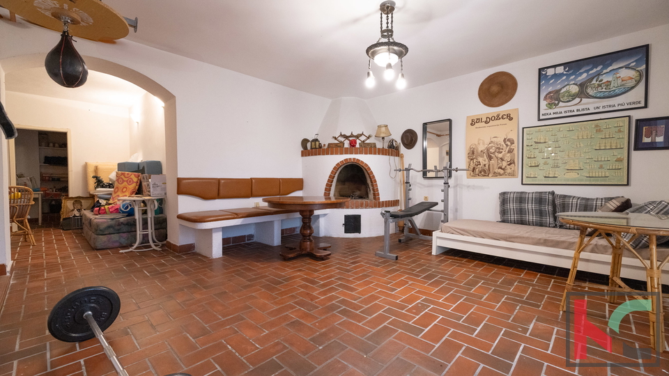 ISTRA&comma; BRTONIGLA&comma; KVALITETNO OBNOVLJENA KU&Cacute;A U SRCU ISTRE&comma; &num;PRODAJA