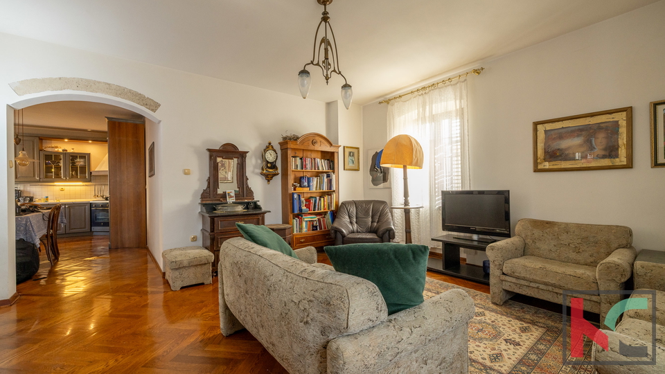 ISTRA&comma; BRTONIGLA&comma; KVALITETNO OBNOVLJENA KU&Cacute;A U SRCU ISTRE&comma; &num;PRODAJA