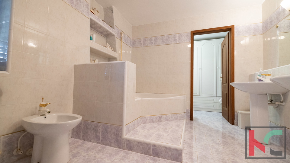 ISTRA&comma; BRTONIGLA&comma; KVALITETNO OBNOVLJENA KU&Cacute;A U SRCU ISTRE&comma; &num;PRODAJA