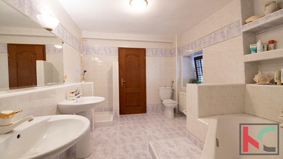 ISTRA&comma; BRTONIGLA&comma; KVALITETNO OBNOVLJENA KU&Cacute;A U SRCU ISTRE&comma; &num;PRODAJA