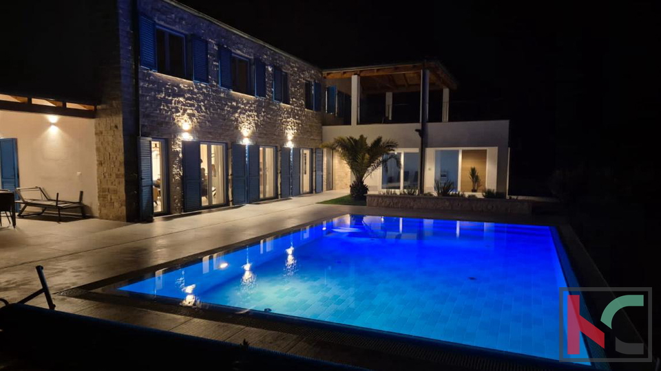PORE&Ccaron;&comma; PREKRASNA MODERNA VILA SA BAZENOM&comma; JACUZZIJEM&comma; SAUNOM I VELIKOM OKU&Cacute;NICOM I TERASOM &num;PRODAJA