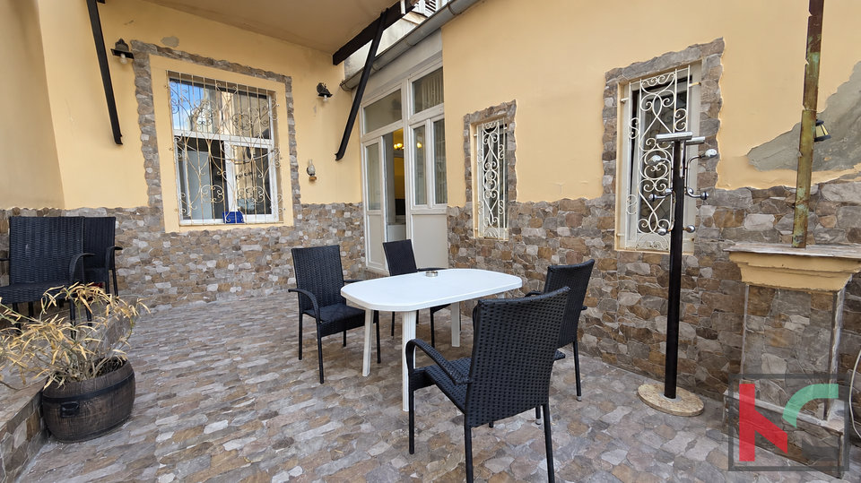 ISTRA&comma; PULA&comma; CENTAR&comma; STAN SA 5 SPAVA&Cacute;IH SOBA&comma; 2 KUPAONICE&comma; &num;PRODAJA