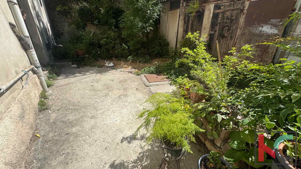 PULA, CENTAR, RENOVIRANI TROSOBNI STAN #PRODAJA
