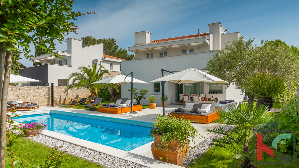 ROVINJSKO SELO&comma; VILLA SA BAZENOM  I WELLNESSOM &num;PRODAJA