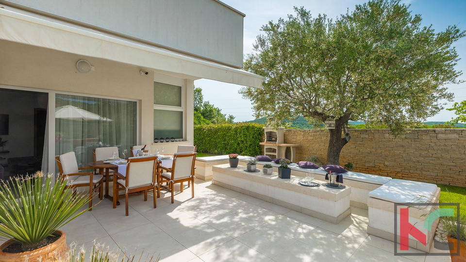 ROVINJSKO SELO&comma; VILLA SA BAZENOM  I WELLNESSOM &num;PRODAJA