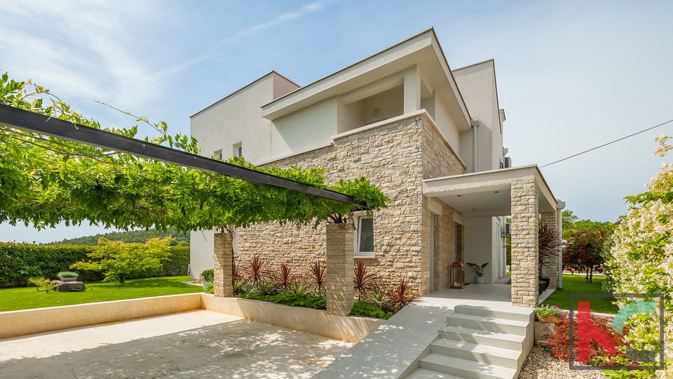 ROVINJSKO SELO&comma; VILLA SA BAZENOM  I WELLNESSOM &num;PRODAJA