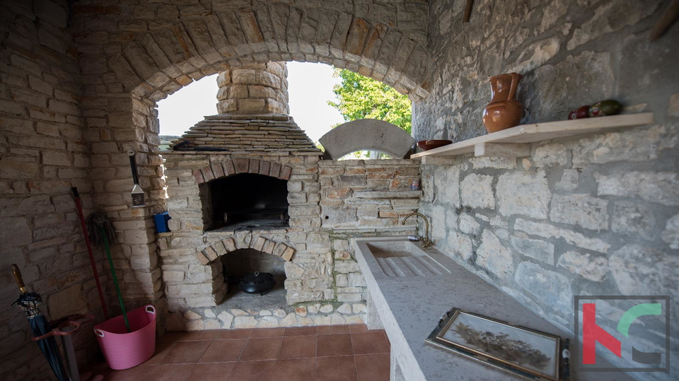 ISTRA&comma; SVETVIN&Ccaron;ENAT&comma; STEINHAUS MIT BEHEIZTEM POOL AUF 1200 M2 GRUNDST&Uuml;CK&comma; &num;VERKAUF