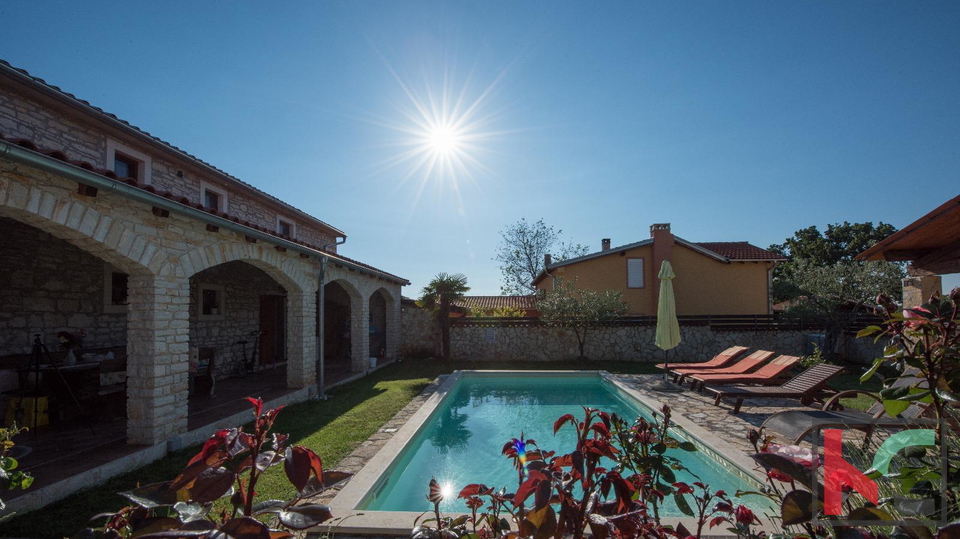 ISTRA&comma; SVETVIN&Ccaron;ENAT&comma; STEINHAUS MIT BEHEIZTEM POOL AUF 1200 M2 GRUNDST&Uuml;CK&comma; &num;VERKAUF