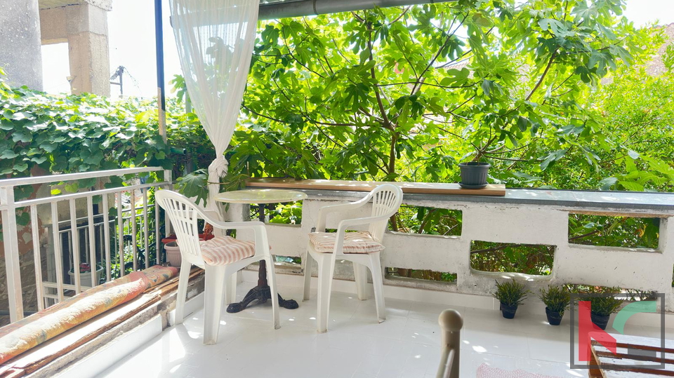 PULA, ARENA, KUĆA SA VELIKIM BALKONOM I DVORIŠTEM #PRODAJA