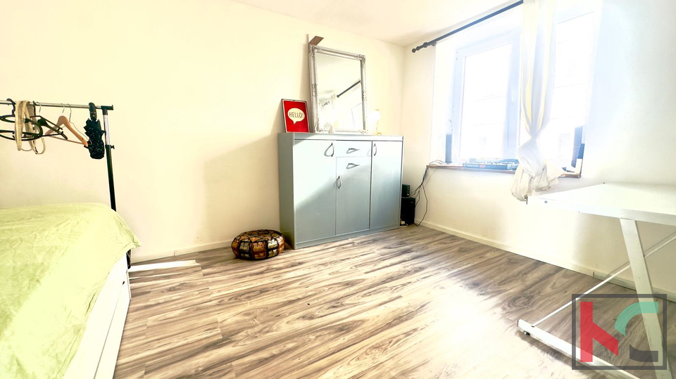 PULA, ARENA, KUĆA SA VELIKIM BALKONOM I DVORIŠTEM #PRODAJA