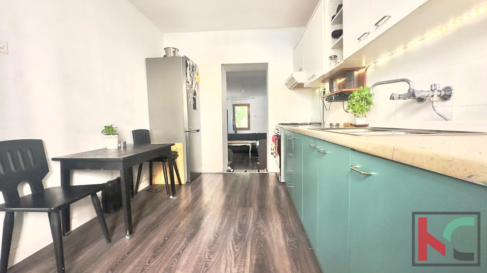 PULA, ARENA, KUĆA SA VELIKIM BALKONOM I DVORIŠTEM #PRODAJA