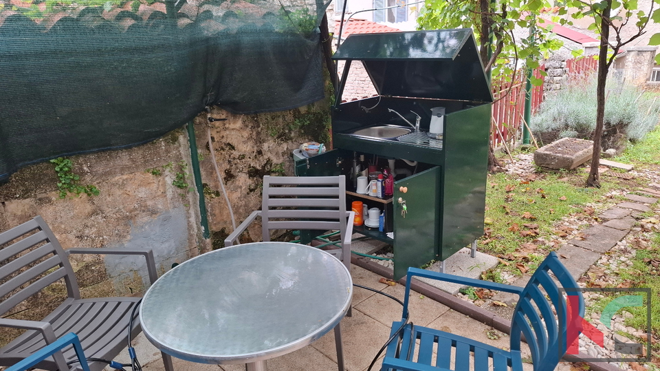 PULA&comma; VERUDA&comma; STAN 81&comma;39m2 SA VRTOM U POSJEDU&comma; &num;PRODAJA