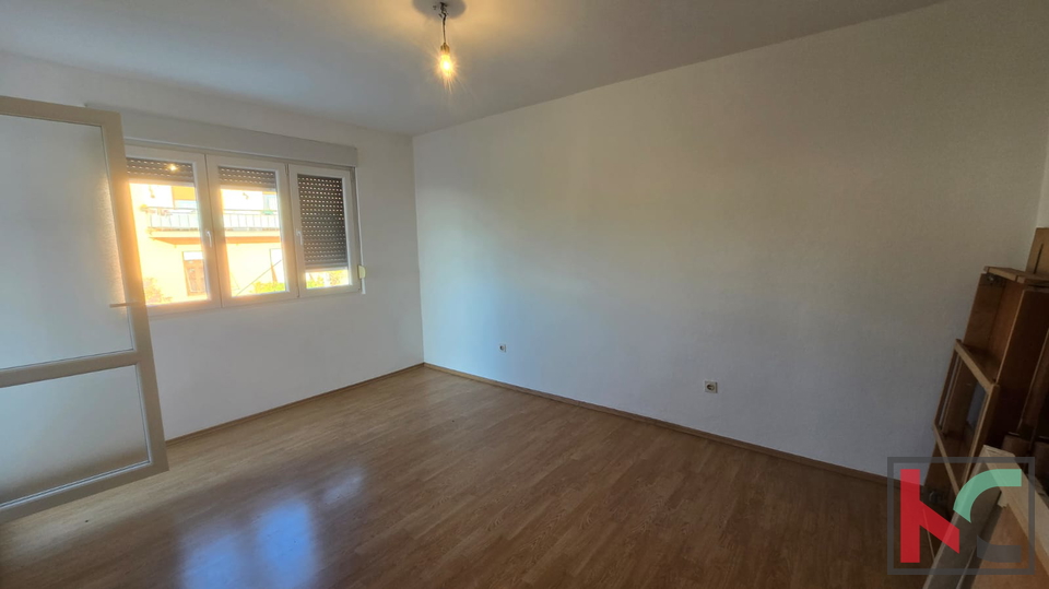 Pula&comma; Vidikovac&comma; prostorno stanovanje 110m2 s 3 terasami in 196m2 vrta