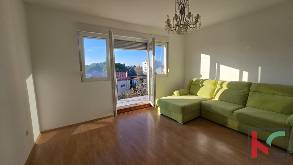 Pula&comma; Vidikovac&comma; prostorno stanovanje 110m2 s 3 terasami in 196m2 vrta