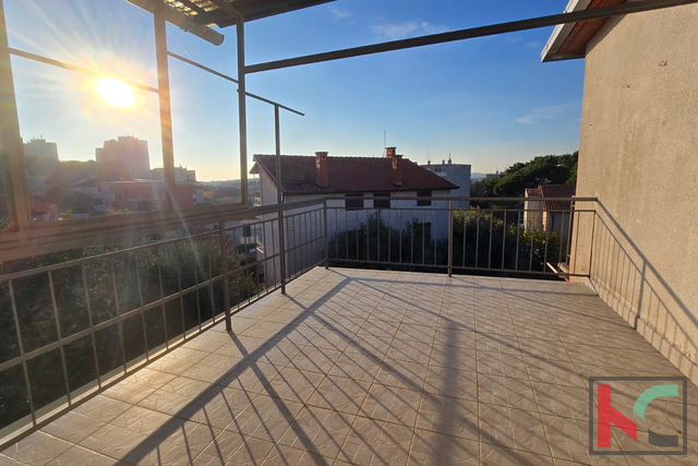 Pula, Vidikovac, prostorno stanovanje 110m2 s 3 terasami in 196m2 vrta