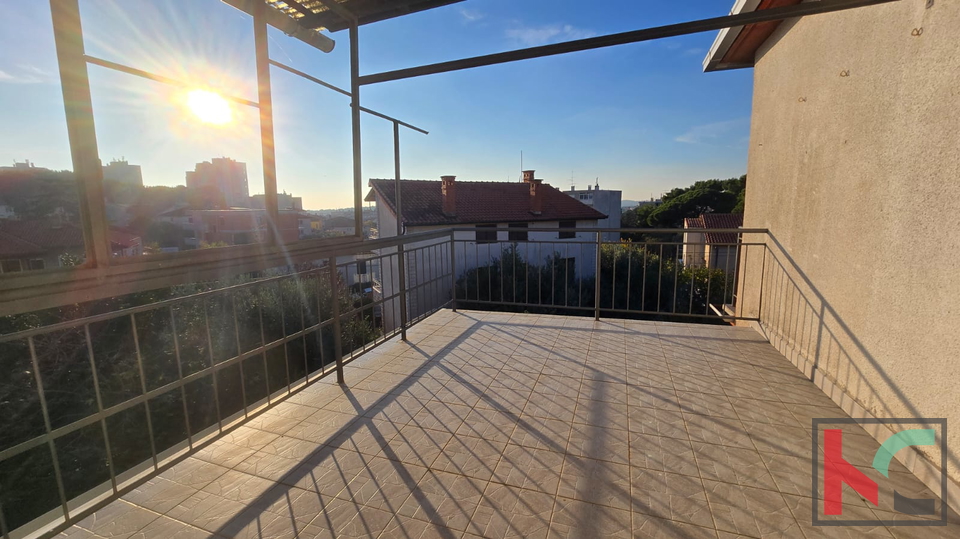 Pula&comma; Vidikovac&comma; prostorno stanovanje 110m2 s 3 terasami in 196m2 vrta