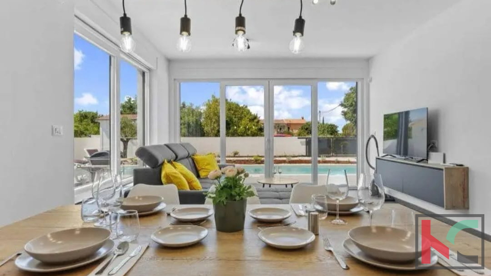 ISTRA&comma; SVETVIN&Ccaron;ENAT&comma; MODERNA VILA SA GRIJANIM  BAZENOM I SOLARNOM ELEKTRANOM  &num;PRODAJA