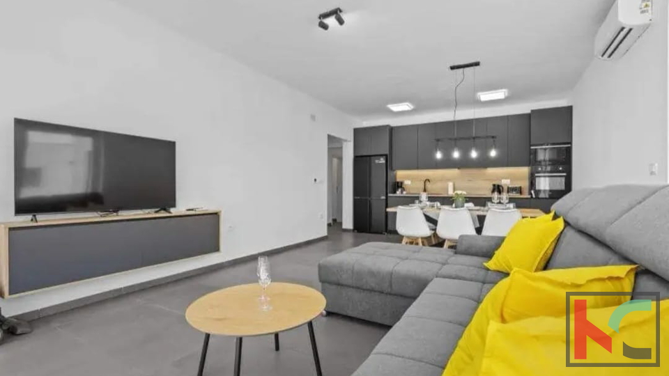 ISTRA&comma; SVETVIN&Ccaron;ENAT&comma; MODERNA VILA SA GRIJANIM  BAZENOM I SOLARNOM ELEKTRANOM  &num;PRODAJA