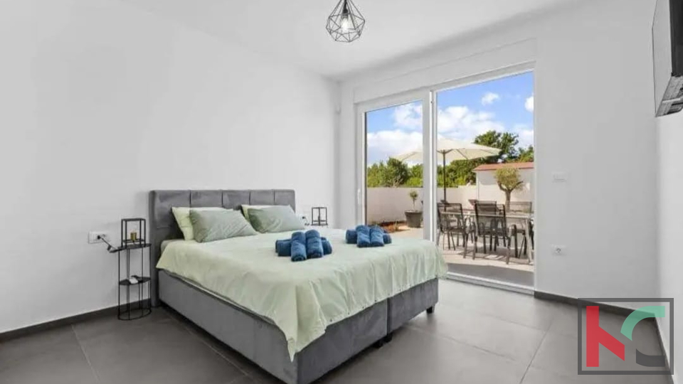 ISTRA&comma; SVETVIN&Ccaron;ENAT&comma; MODERNA VILA SA GRIJANIM  BAZENOM I SOLARNOM ELEKTRANOM  &num;PRODAJA