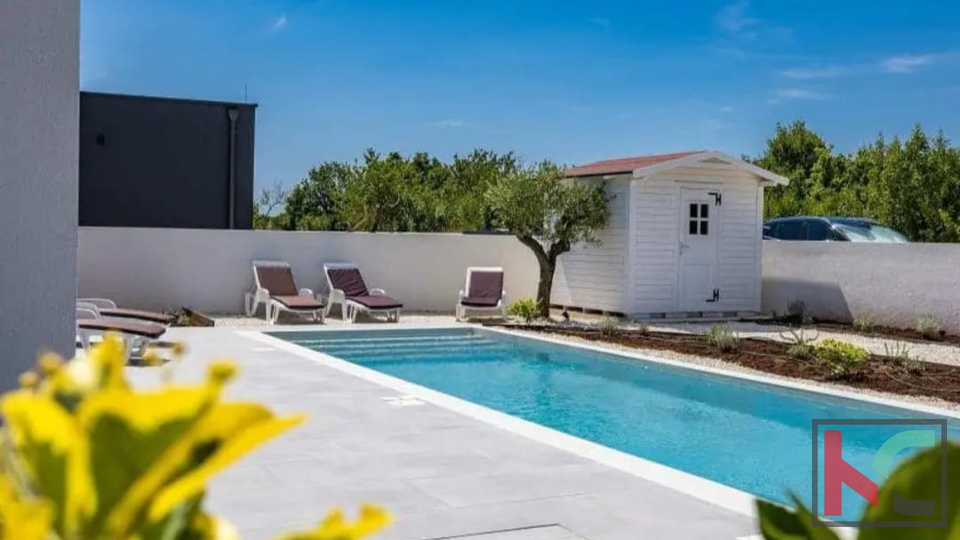 ISTRA&comma; SVETVIN&Ccaron;ENAT&comma; MODERNA VILA SA GRIJANIM  BAZENOM I SOLARNOM ELEKTRANOM  &num;PRODAJA