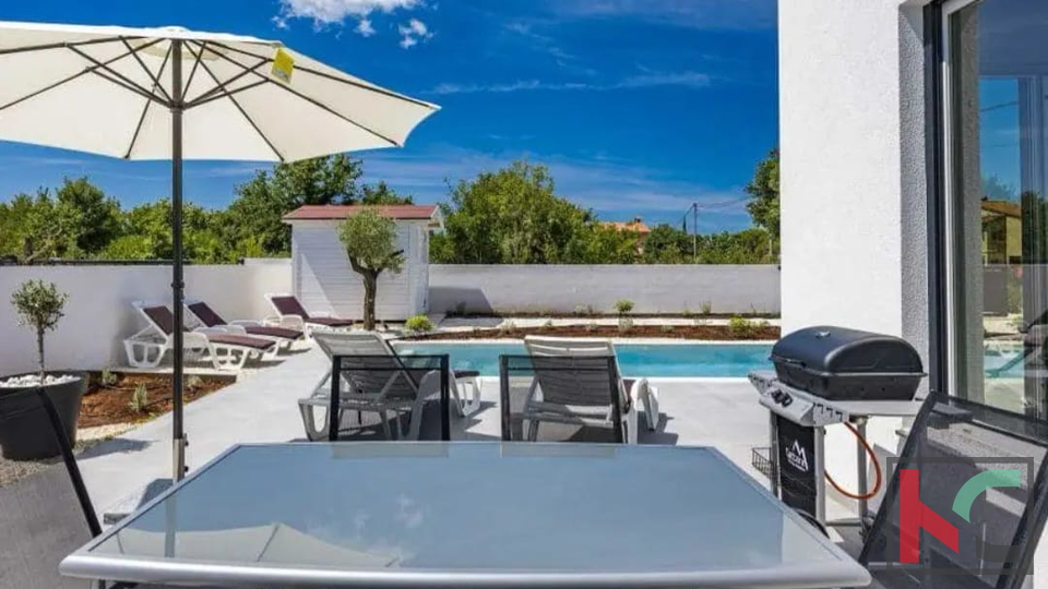 ISTRA&comma; SVETVIN&Ccaron;ENAT&comma; MODERNA VILA SA GRIJANIM  BAZENOM I SOLARNOM ELEKTRANOM  &num;PRODAJA