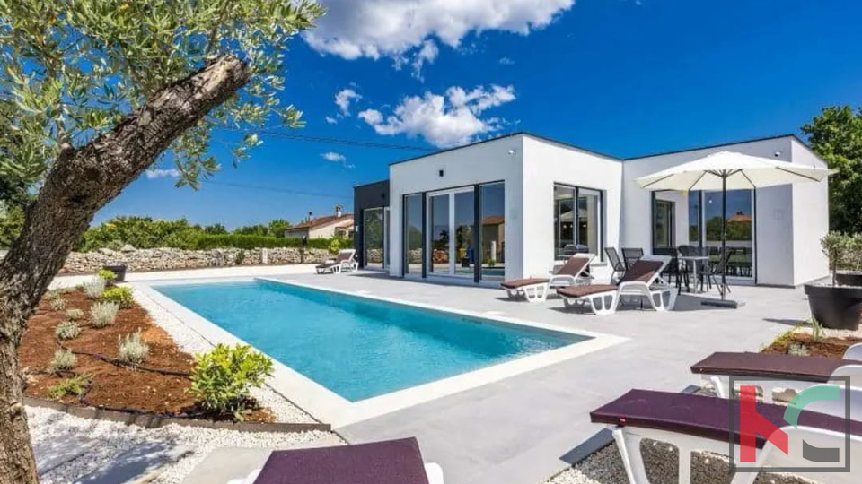 ISTRA&comma; SVETVIN&Ccaron;ENAT&comma; MODERNA VILA SA GRIJANIM  BAZENOM I SOLARNOM ELEKTRANOM  &num;PRODAJA