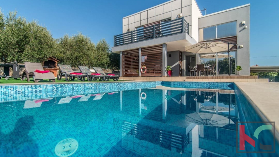 ISTRA&comma; VODNJAN&comma; VILA SA POGLEDOM NA BRIJUNE I GRIJANIM BAZENOM &num;PRODAJA