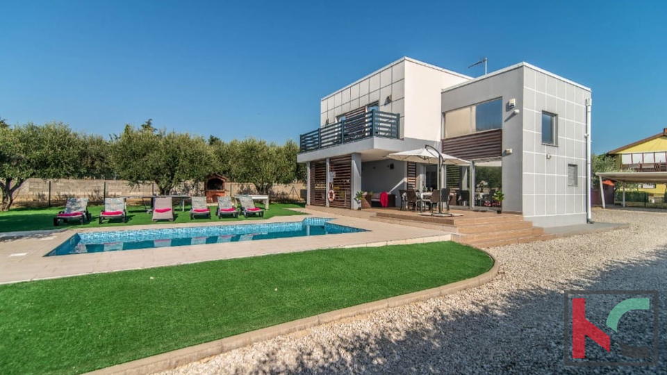 ISTRA&comma; VODNJAN&comma; VILA SA POGLEDOM NA BRIJUNE I GRIJANIM BAZENOM &num;PRODAJA