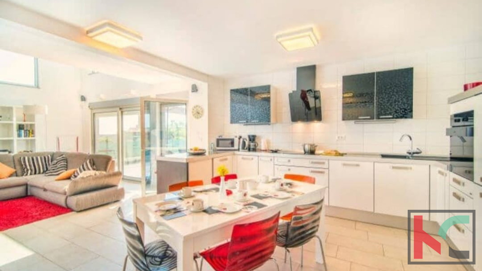 ISTRA&comma; VODNJAN&comma; VILA SA POGLEDOM NA BRIJUNE I GRIJANIM BAZENOM &num;PRODAJA