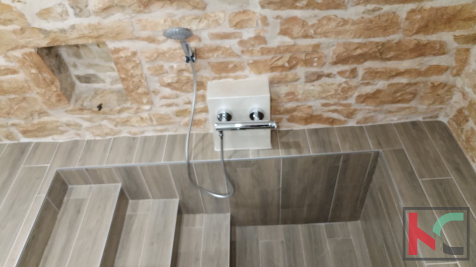 ISTRA&comma; PULA&comma; BARBAN &ndash; IDILI&Ccaron;NA KAMENA KU&Cacute;A S BAZENOM &num;PRODAJA