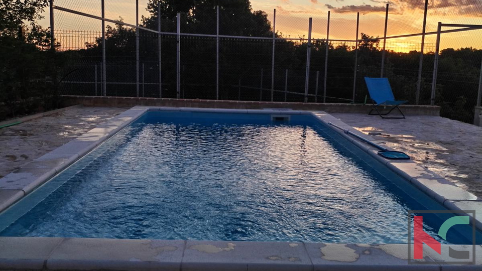 ISTRA&comma; PULA&comma; BARBAN &ndash; IDILI&Ccaron;NA KAMENA KU&Cacute;A S BAZENOM &num;PRODAJA