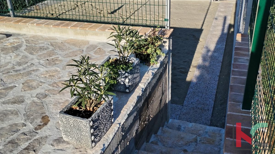 ISTRA&comma; PULA&comma; BARBAN &ndash; IDILI&Ccaron;NA KAMENA KU&Cacute;A S BAZENOM &num;PRODAJA