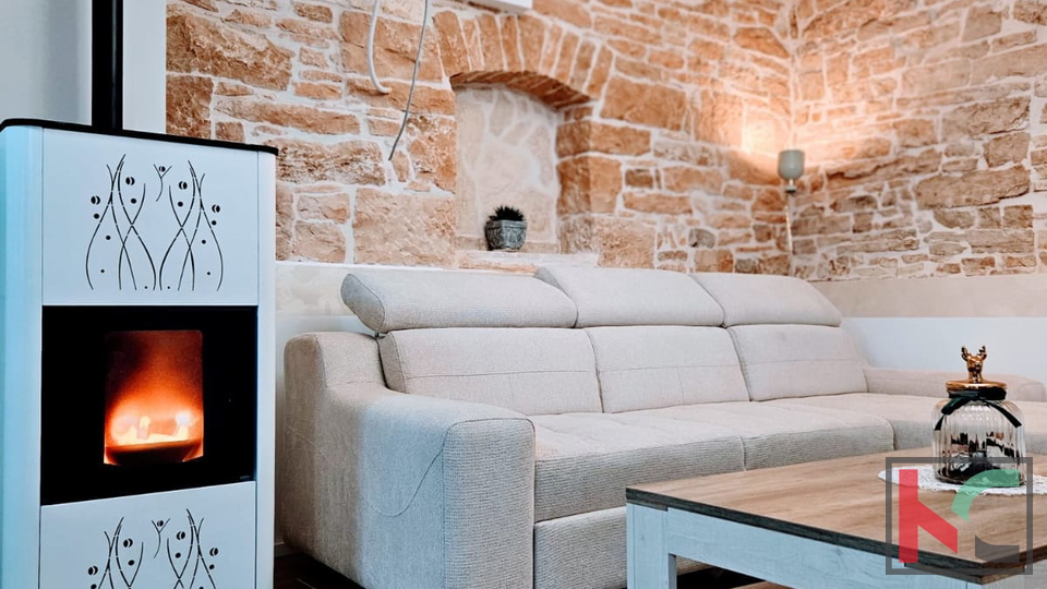 ISTRA&comma; PULA&comma; BARBAN &ndash; IDILI&Ccaron;NA KAMENA KU&Cacute;A S BAZENOM &num;PRODAJA