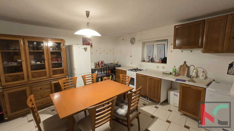 ISTRA&comma; LI&Zcaron;NJAN&comma; URE&Dstrok;ENA KAMENA KU&Cacute;A U CENTRU&comma; &num;PRODAJA