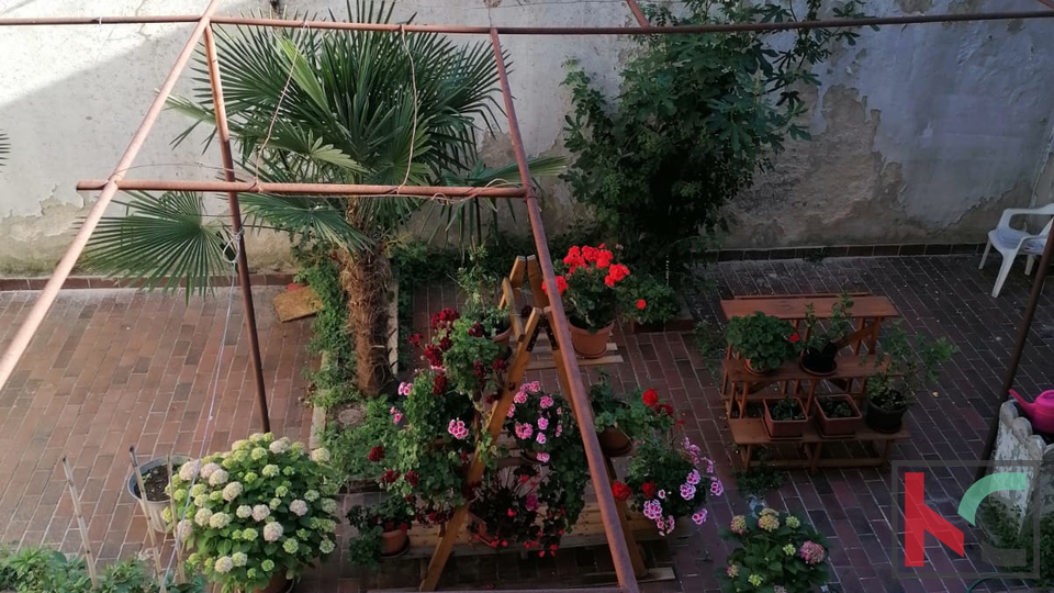 PULA&comma; CENTAR&comma; PROSTRAN I ODR&Zcaron;AVAN STAN 70M2&comma; U AUSTRO-UGARSKOJ ZGRADI &num;PRODAJA