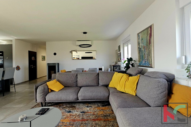 PULA, VALDEBEK, PREKRASAN PENTHOUSE SA TRI SPAVAĆE SOBE #PRODAJA