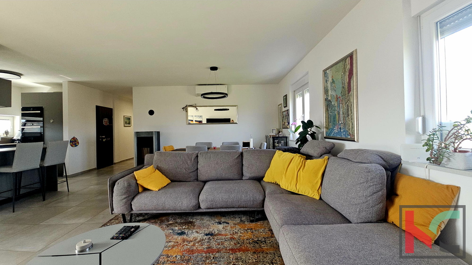 PULA&comma; VALDEBEK&comma; PREKRASAN PENTHOUSE SA TRI SPAVA&Cacute;E SOBE &num;PRODAJA