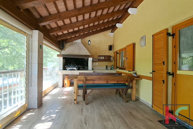 ISTRA, SVETVINČENAT - SAMOSTOJEĆA KUĆA NA PROSTRANOM IMANJU OKRUŽENA PRIRODOM #PRODAJA