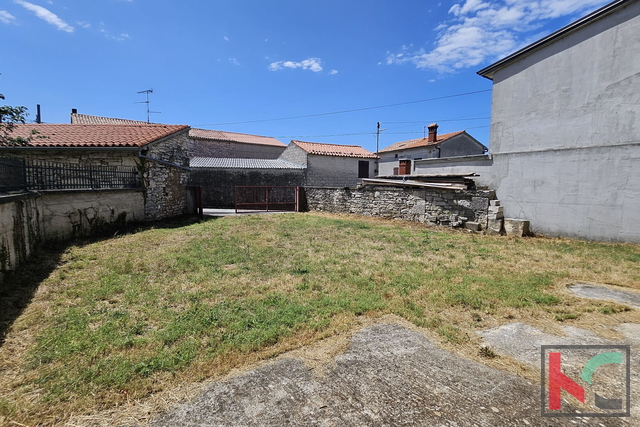 ISTRA-KUJIĆI, OLD ISTRIAN HOUSE WITH YARD - 6 KM FROM THE BEACHES, #FOR SALE
